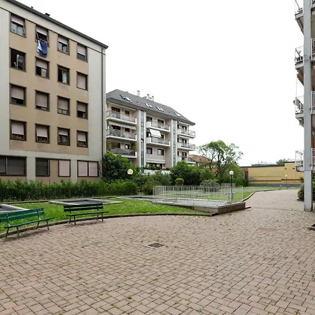 Guesthost - Con Terrazzo A Milano- Greco Pirelli! Apartament *